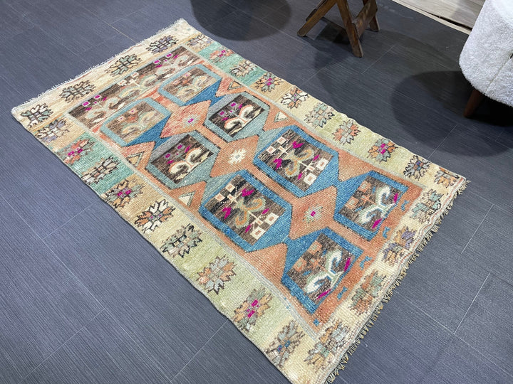 Turkish Oushak Rug 2' 6" x 4' 1" Hand-Knotted detail