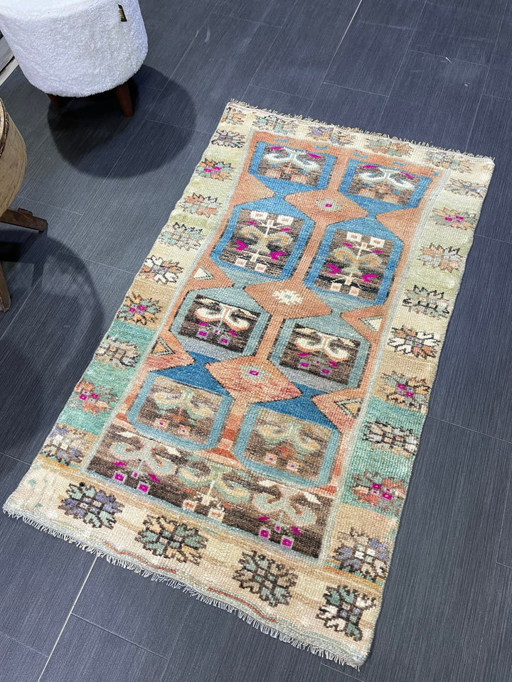 Turkish Oushak Rug 2' 6" x 4' 1" Hand-Knotted close-up