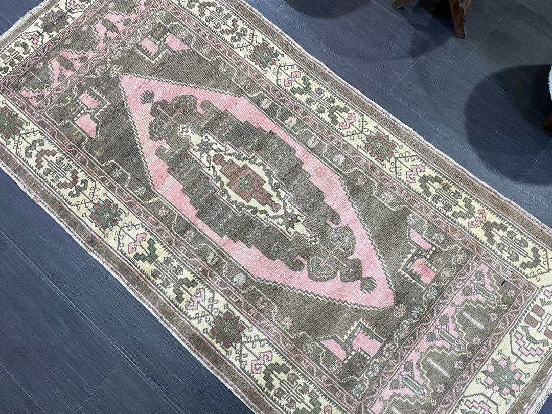 Turkish Oushak Rug 3' 3" x 6' 9" Hand-Knotted detail