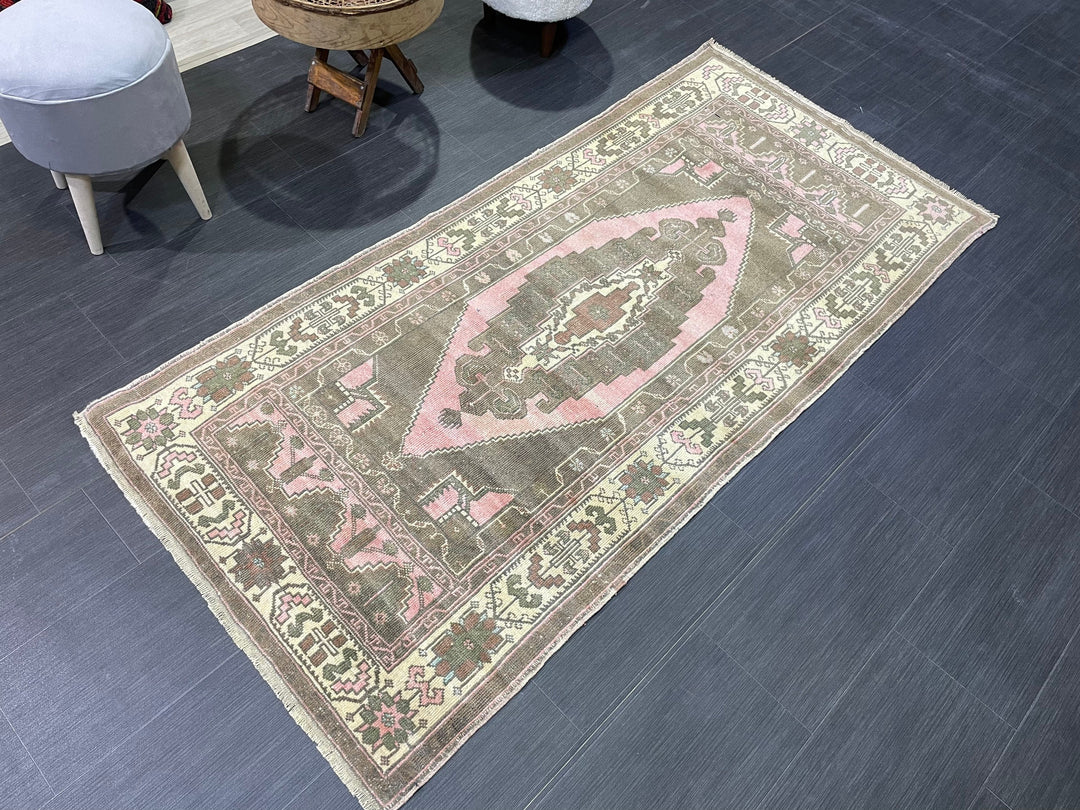 Turkish Oushak Rug 3' 3" x 6' 9" Hand-Knotted border