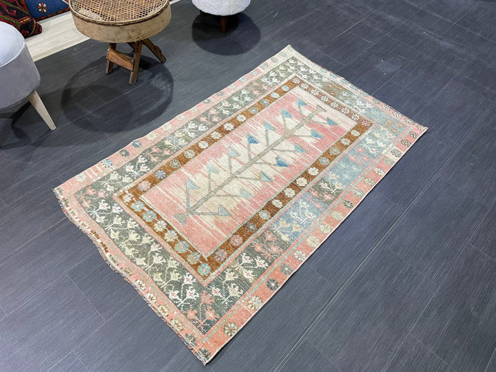 Turkish Oushak Rug 3' 1" x 5' 1" Hand-Knotted detail