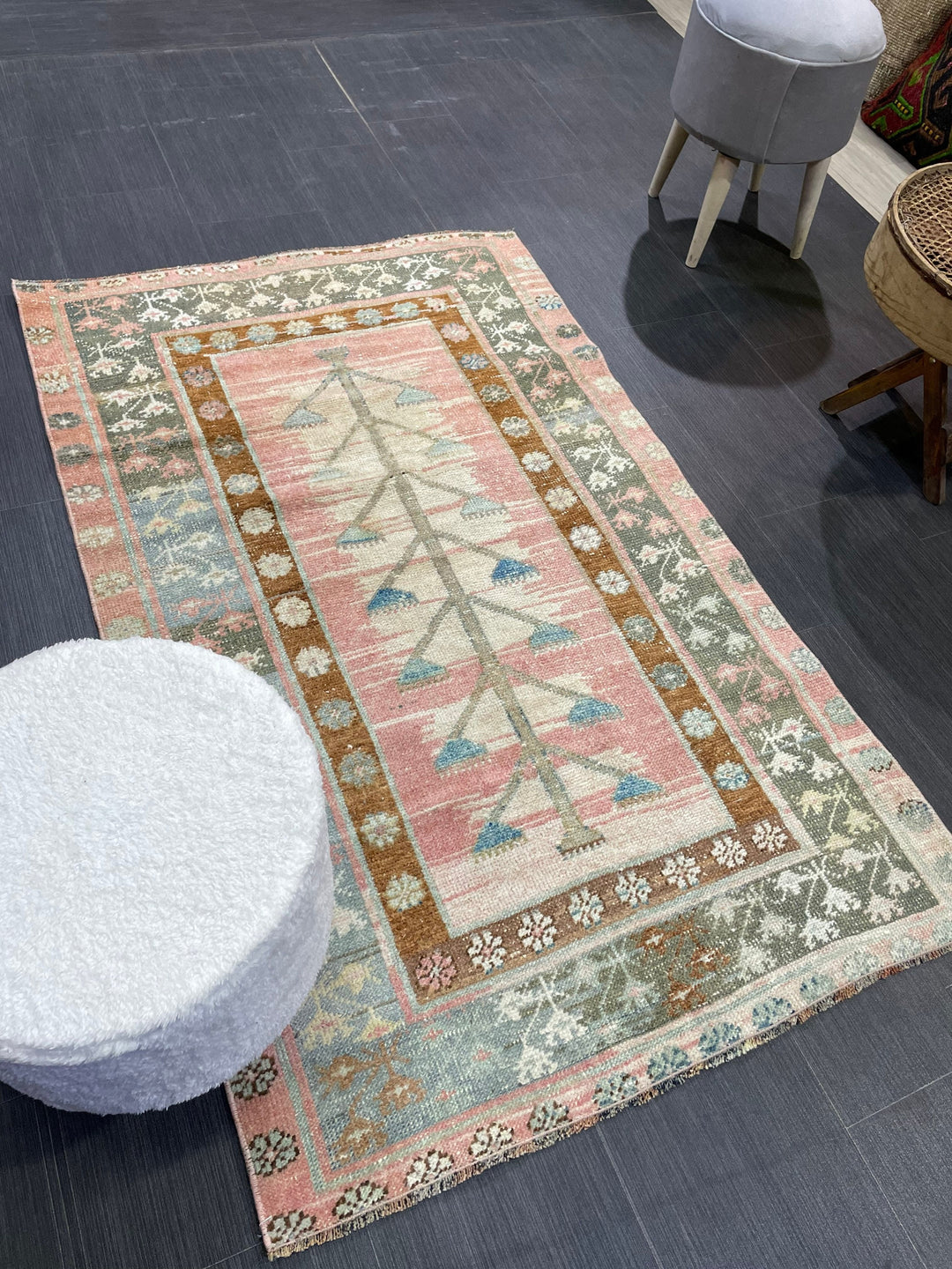 Turkish Oushak Rug 3' 1" x 5' 1" Hand-Knotted border