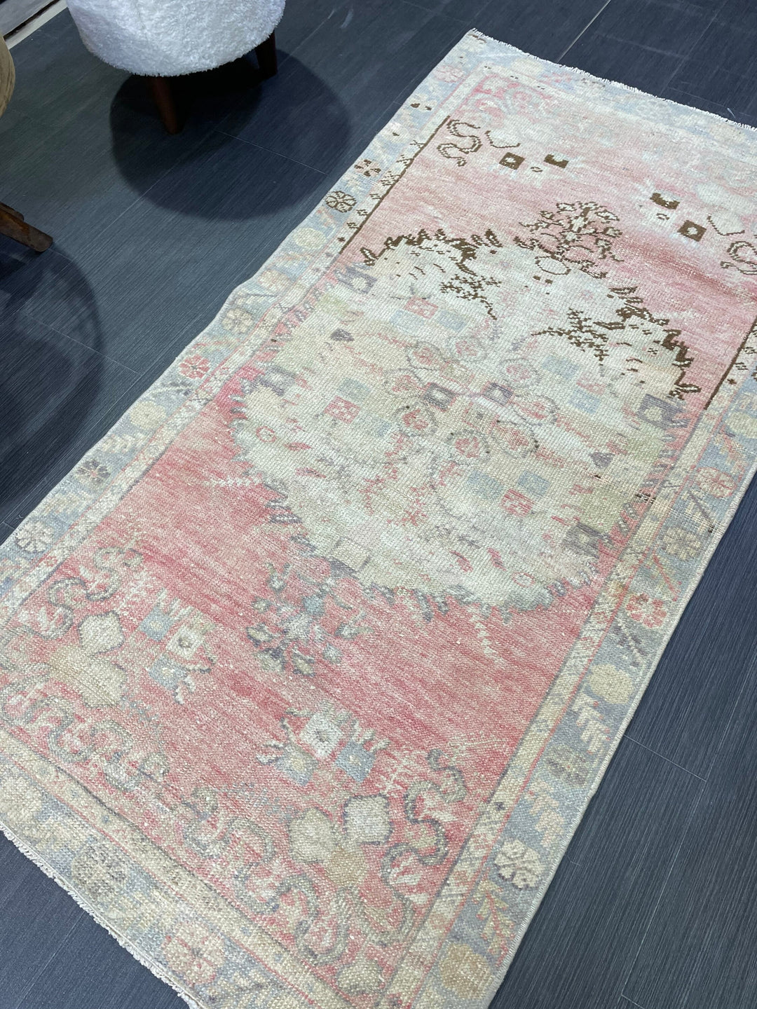 Beige Turkish Oushak Rug 2' 8" x 5' 1" Hand-Knotted texture