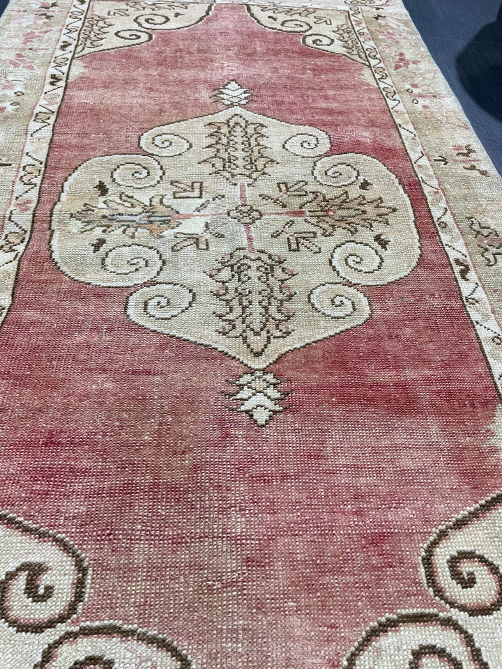 Beige Turkish Oushak Rug 2' 8" x 5' 1" Hand-Knotted close-up