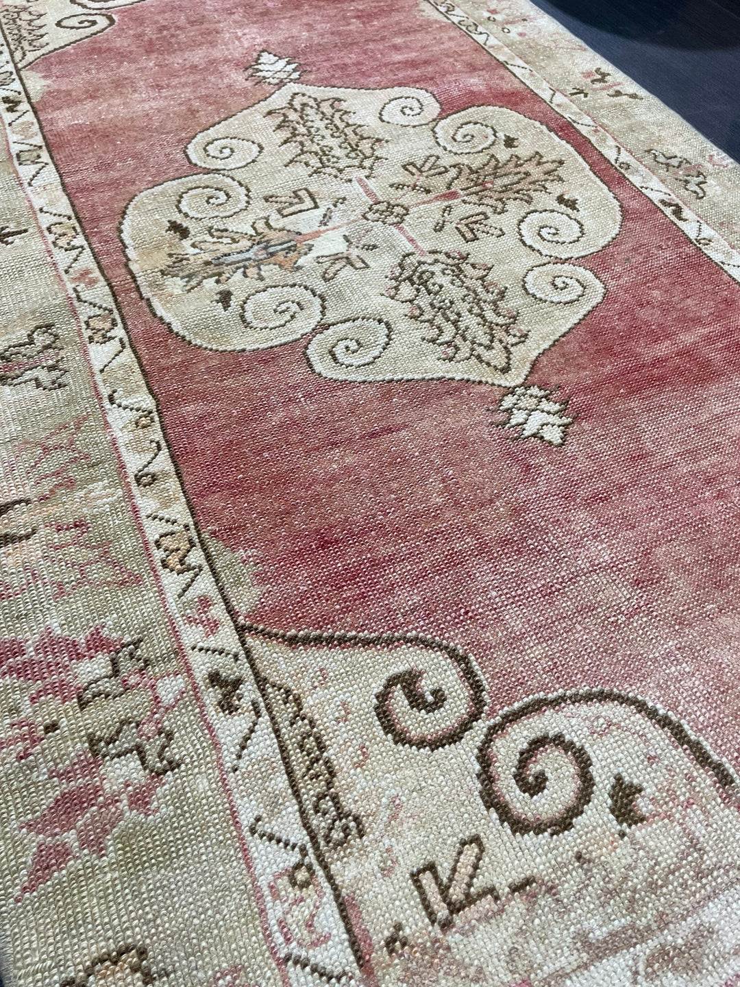 Beige Turkish Oushak Rug 2' 8" x 5' 1" Hand-Knotted texture