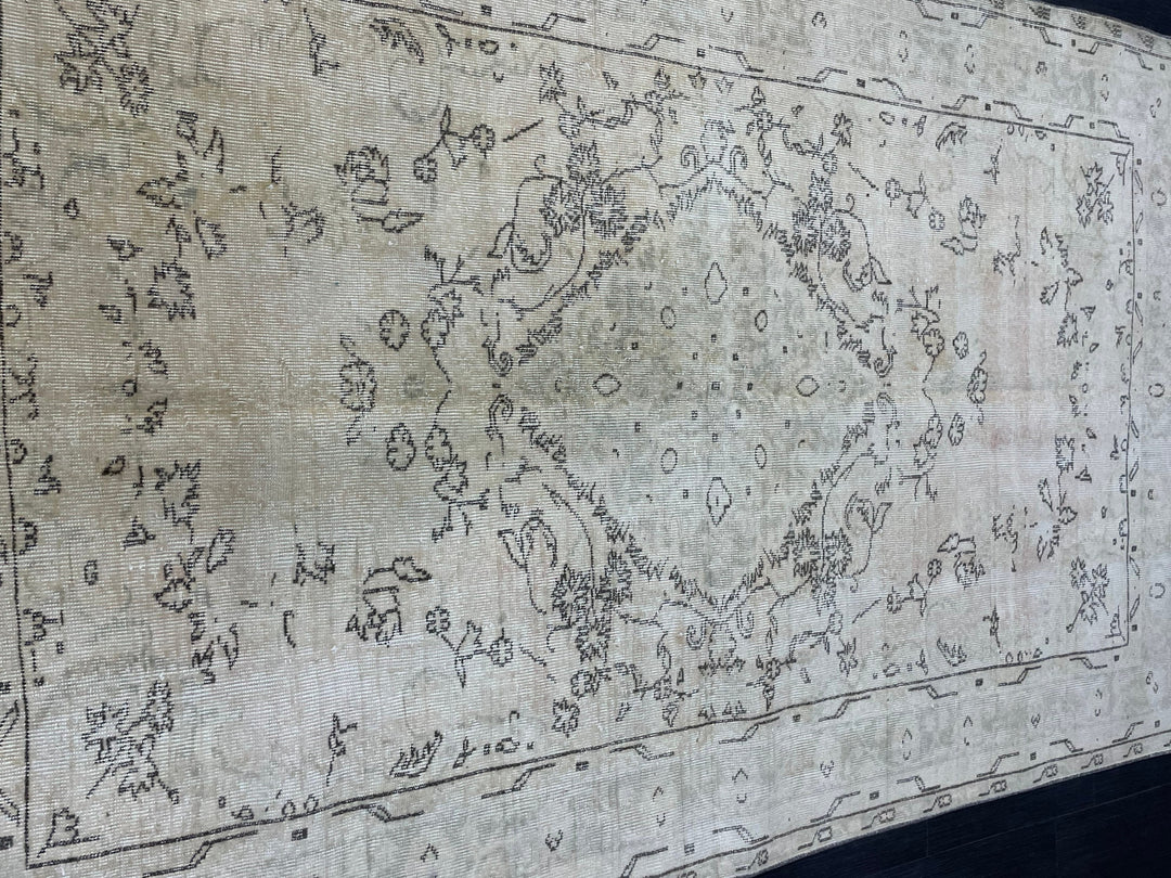 Beige Turkish Oushak Rug 5' 6" x 8' 7" Hand-Knotted border