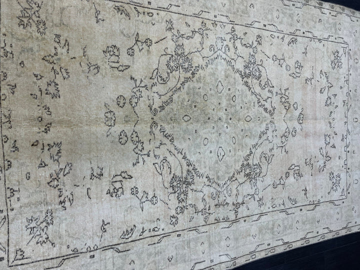 Beige Turkish Oushak Rug 5' 6" x 8' 7" Hand-Knotted border