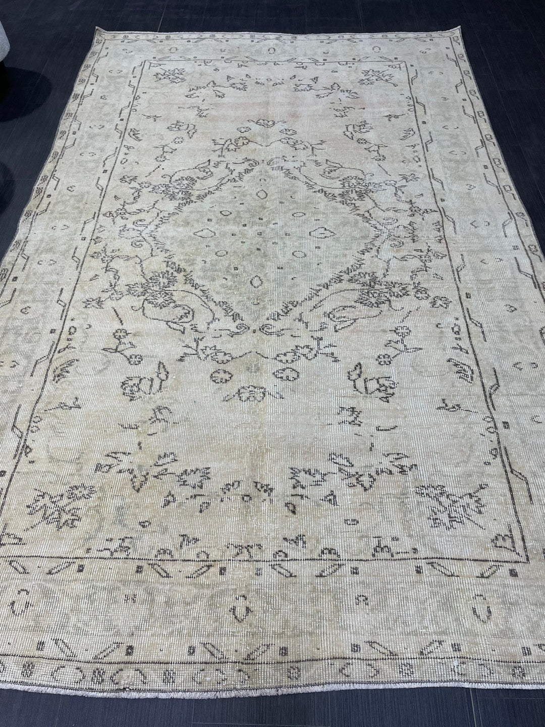 Beige Turkish Oushak Rug 5' 6" x 8' 7" Hand-Knotted texture