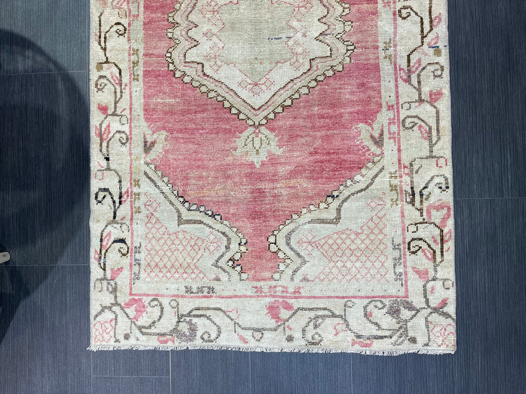 Beige Turkish Oushak Rug 2' 11" x 5' 5" Hand-Knotted close-up