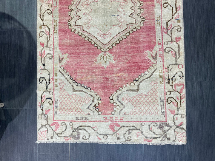 Beige Turkish Oushak Rug 2' 11" x 5' 5" Hand-Knotted close-up
