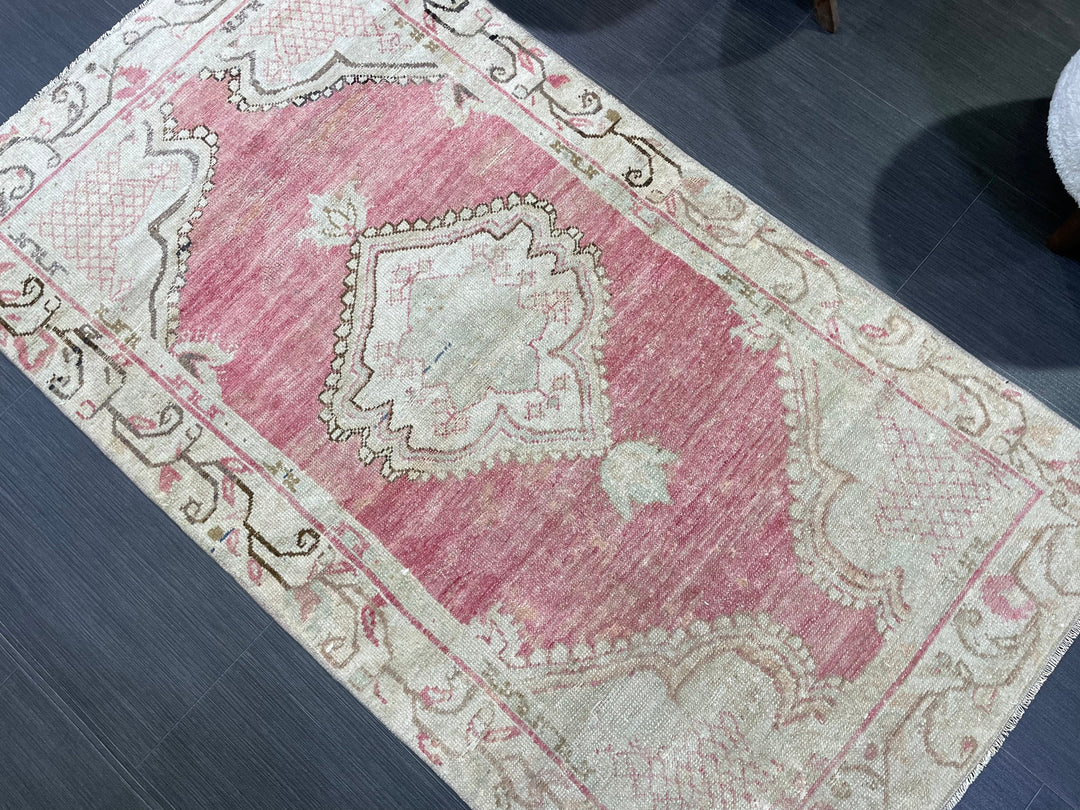 Beige Turkish Oushak Rug 2' 11" x 5' 5" Hand-Knotted pattern