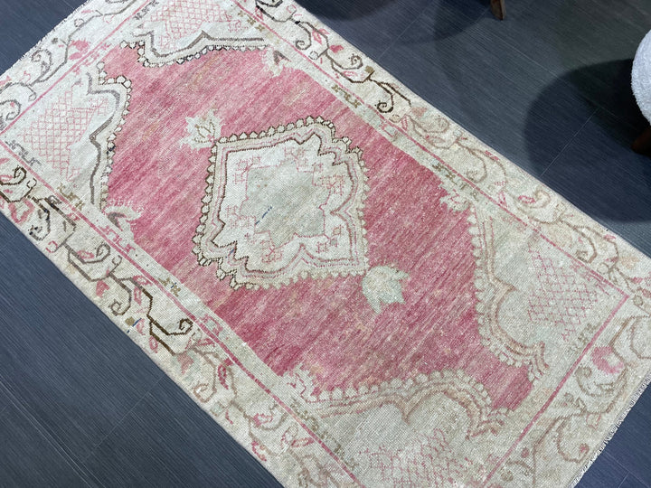 Beige Turkish Oushak Rug 2' 11" x 5' 5" Hand-Knotted pattern