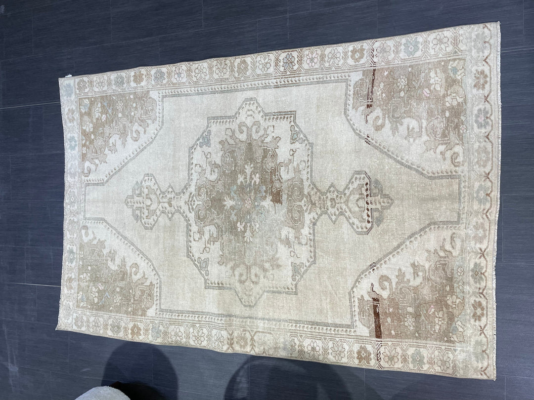 Beige Turkish Oushak Rug 4' 4" x 6' 7" Hand-Knotted pattern