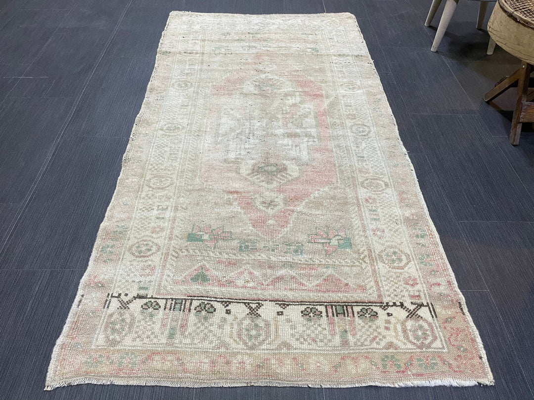 Beige Turkish Oushak Rug 2' 11" x 5' 7" Hand-Knotted close-up