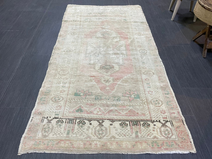 Beige Turkish Oushak Rug 2' 11" x 5' 7" Hand-Knotted close-up