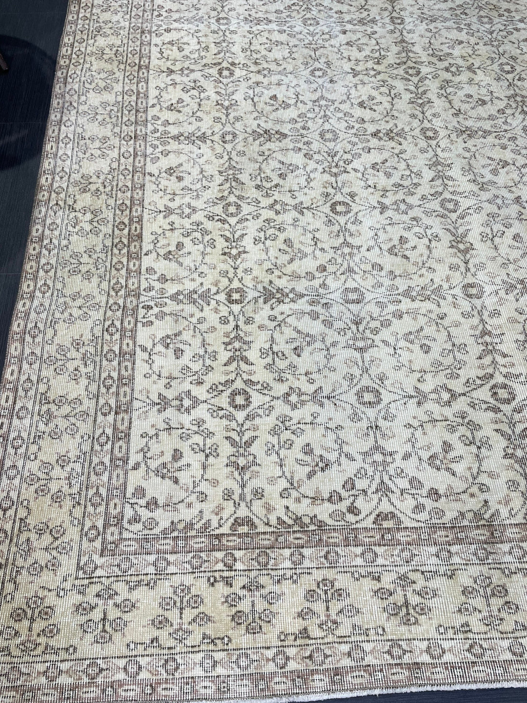 Turkish Runner Rug 6' 10" x 10' 1" Hand-Knotted border