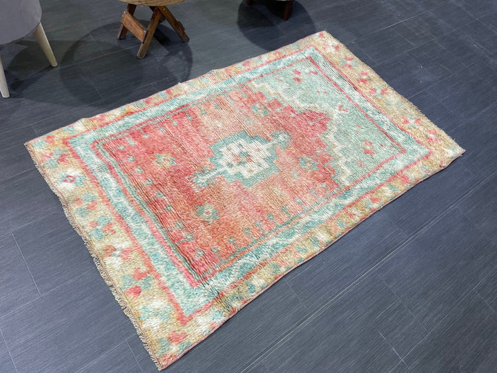 Tan Turkish Vintage Rug 3' 1" x 5' 1" Hand-Knotted detail
