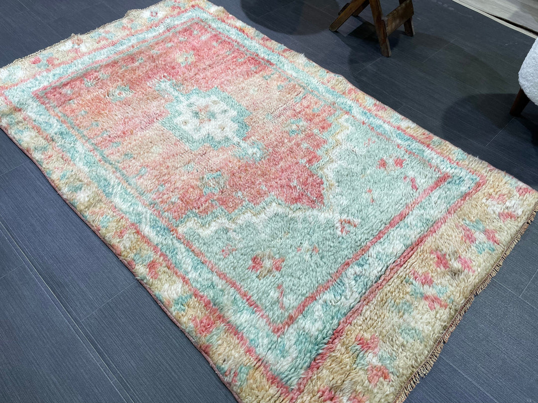 Tan Turkish Vintage Rug 3' 1" x 5' 1" Hand-Knotted border