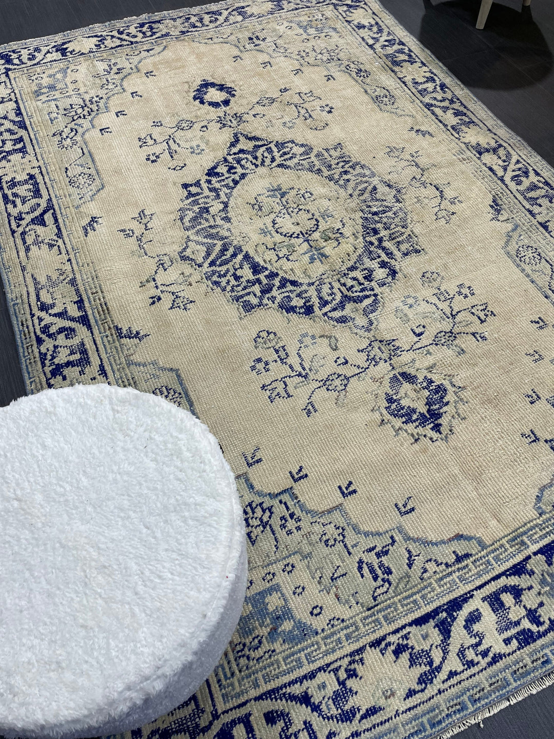 Beige Turkish Oushak Rug 4'6" x 6'8" Hand-Knotted texture