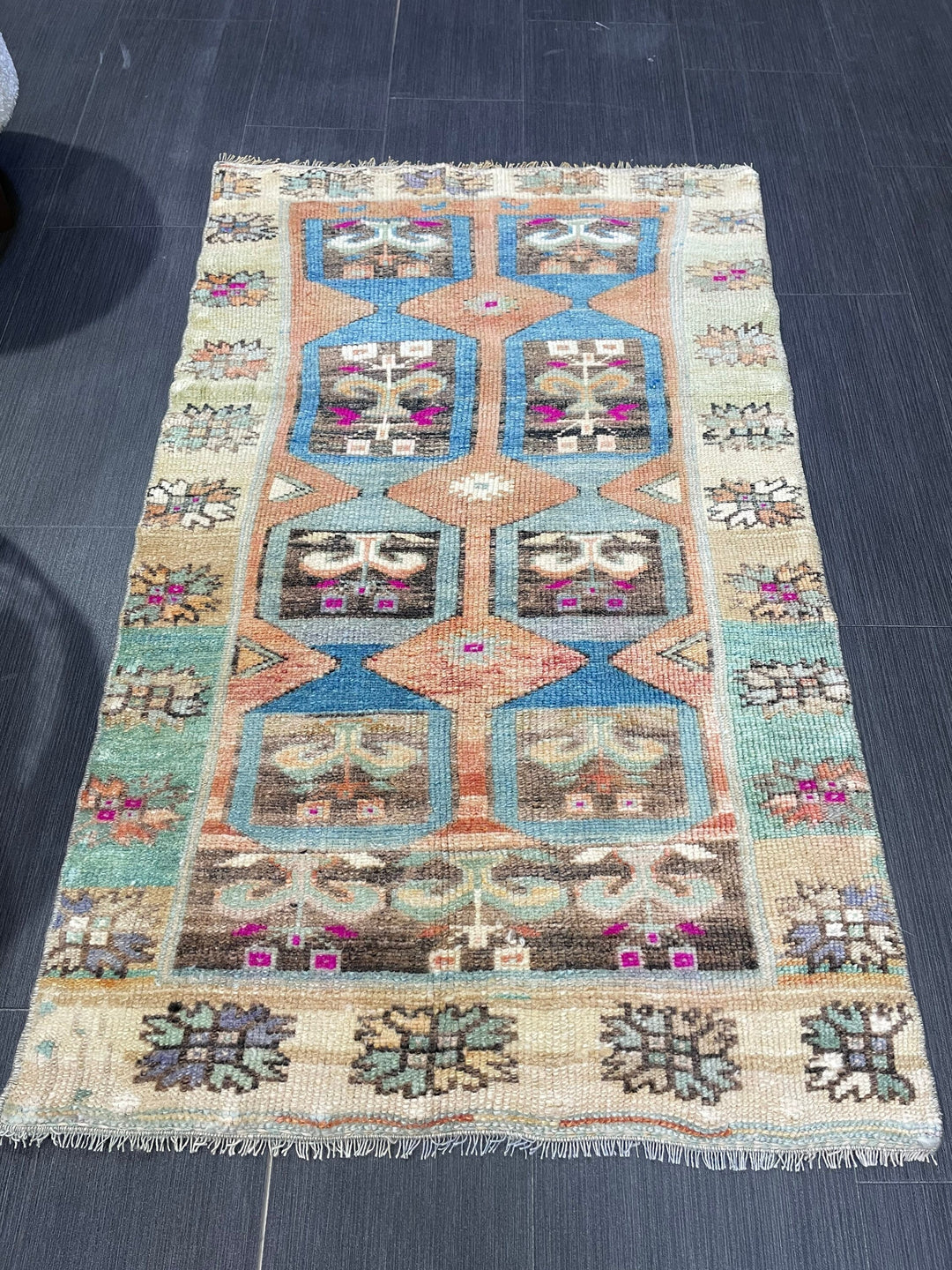 Turkish Oushak Rug 2' 6" x 4' 1" Hand-Knotted pattern