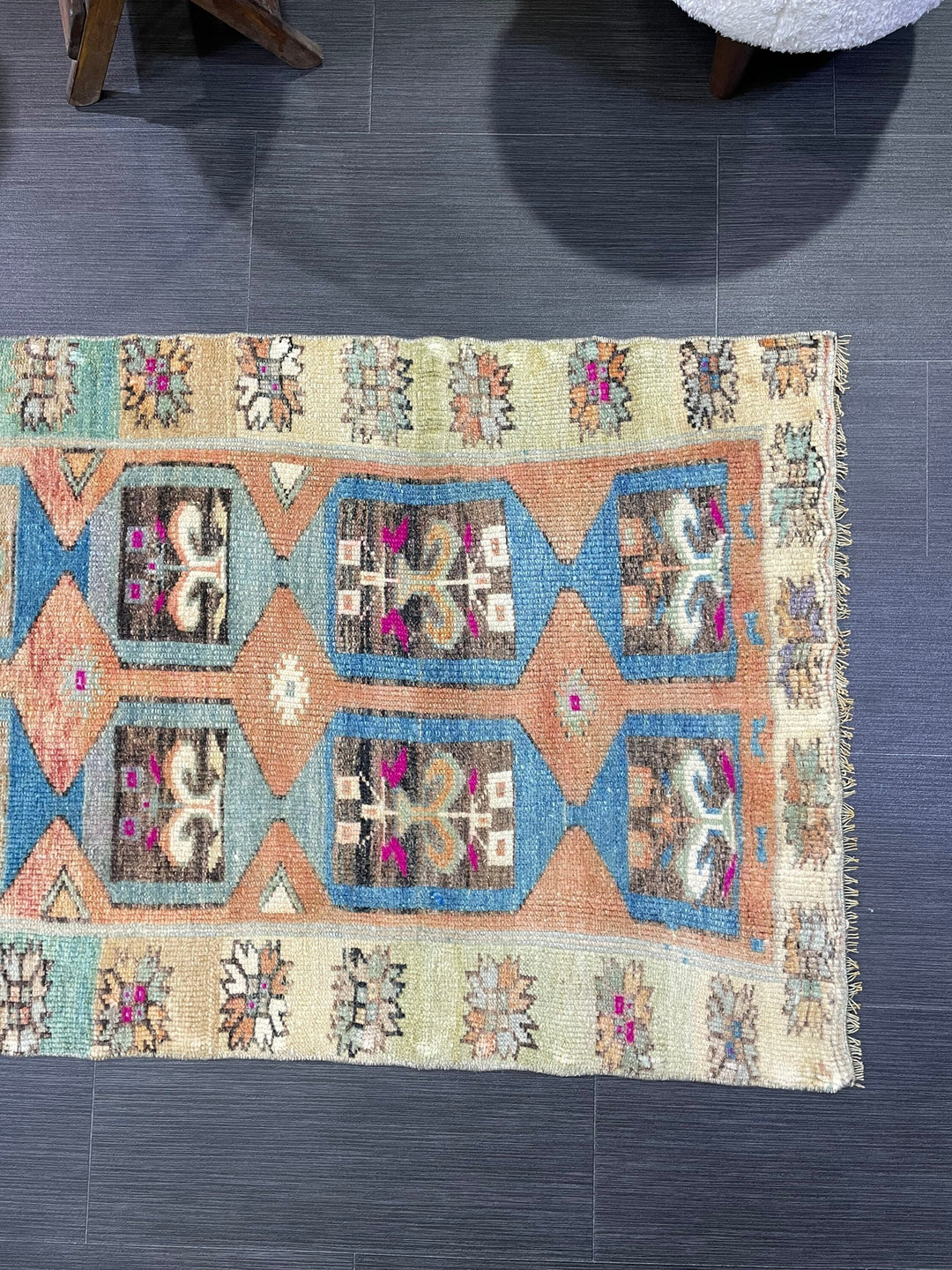 Turkish Oushak Rug 2' 6" x 4' 1" Hand-Knotted border