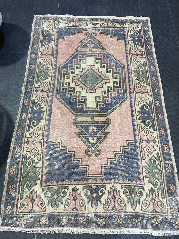 Turkish Oushak Rug 3' 2" x 5' 1" Hand-Knotted texture
