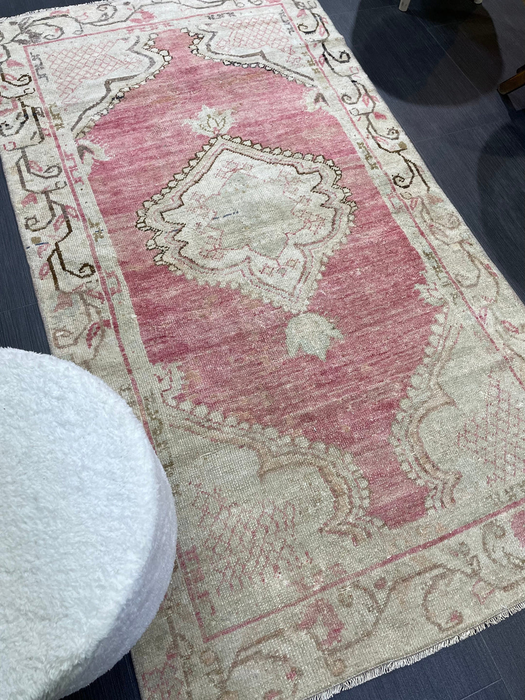 Beige Turkish Oushak Rug 2' 11" x 5' 5" Hand-Knotted texture