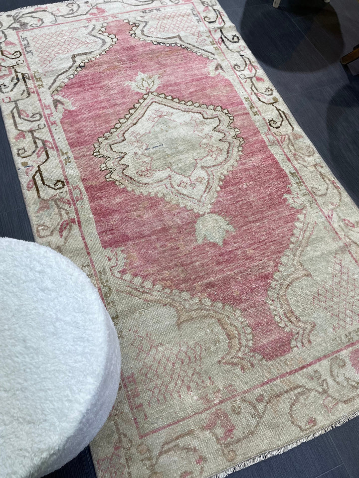 Beige Turkish Oushak Rug 2' 11" x 5' 5" Hand-Knotted texture