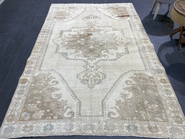 Beige Turkish Oushak Rug 4' 4" x 6' 7" Hand-Knotted detail
