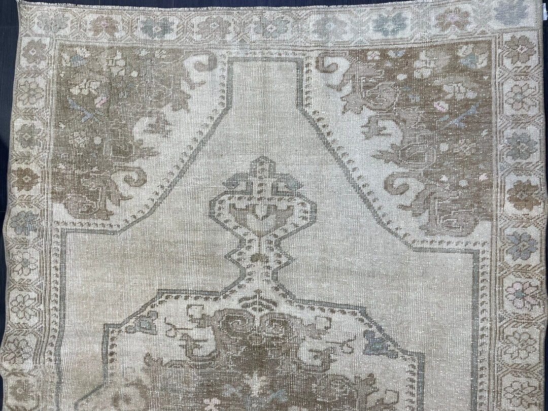 Beige Turkish Oushak Rug 4' 4" x 6' 7" Hand-Knotted border