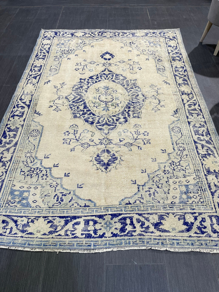 Beige Turkish Oushak Rug 4'6" x 6'8" Hand-Knotted border