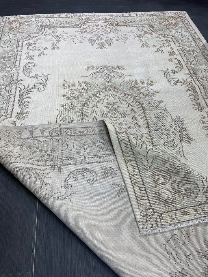 Beige Turkish Runner Rug 6' 5" x 10' Hand-Knotted border