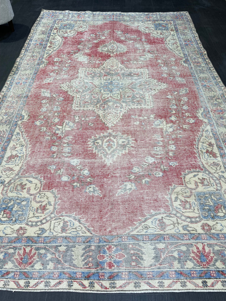 Turkish Runner Rug 5' 10" x 9' 6" Hand-Knotted pattern
