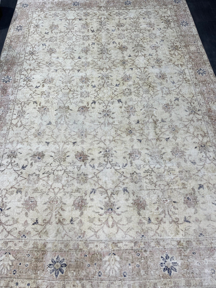 Beige Turkish Runner Rug 6' 5" x 9' 5" Hand-Knotted texture