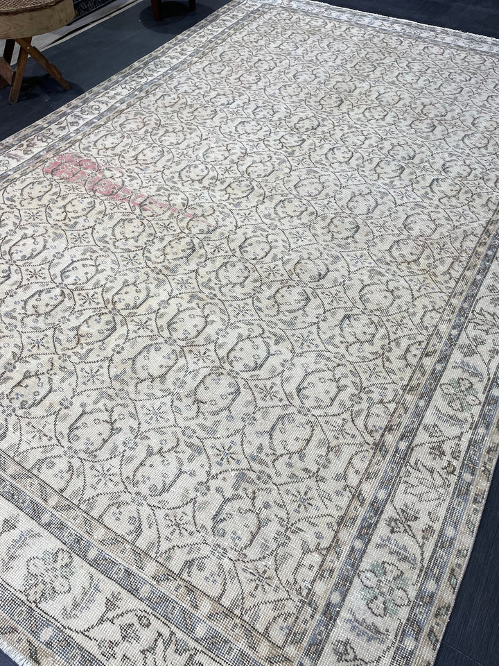 Beige Turkish Oushak Rug 6' 8" x 10' 6" Hand-Knotted texture
