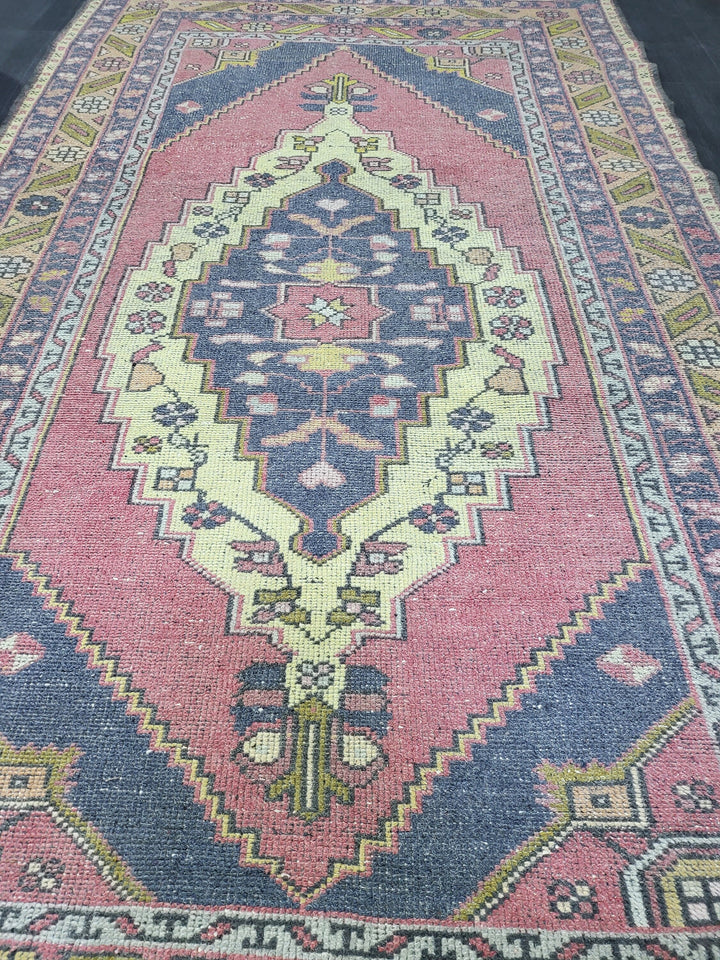Turkish Oushak Rug 4' 10" x 8' 6" Hand-Knotted border