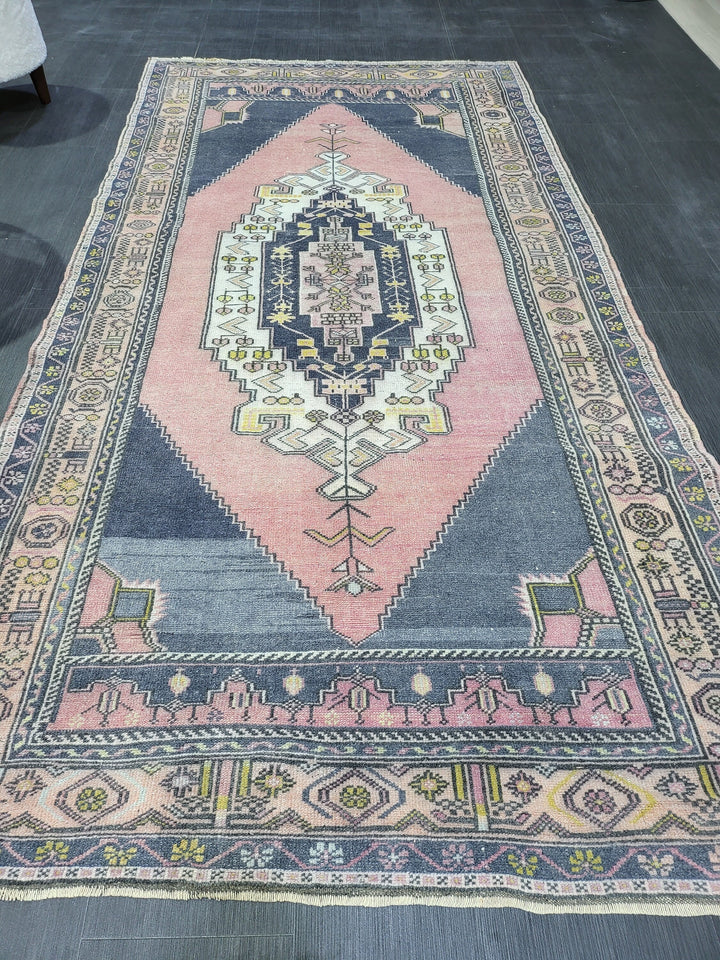Beige Turkish Runner Rug 4' 4" x 8' 9" Hand-Knotted texture