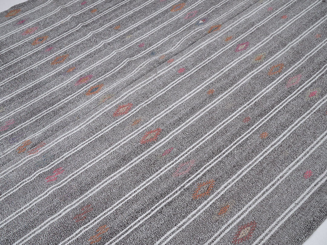 Gray Kilim Rug 6' 7" x 9' 8" | No. VR90180