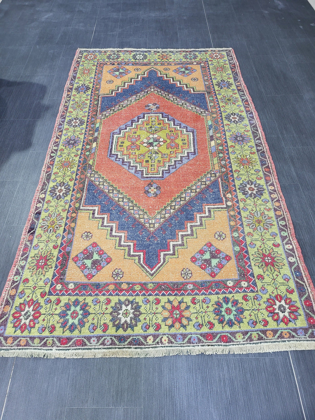 Beige Turkish Runner Rug 5' x 9' 4" Hand-Knotted border