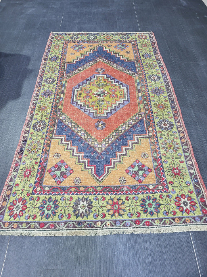 Beige Turkish Runner Rug 5' x 9' 4" Hand-Knotted border