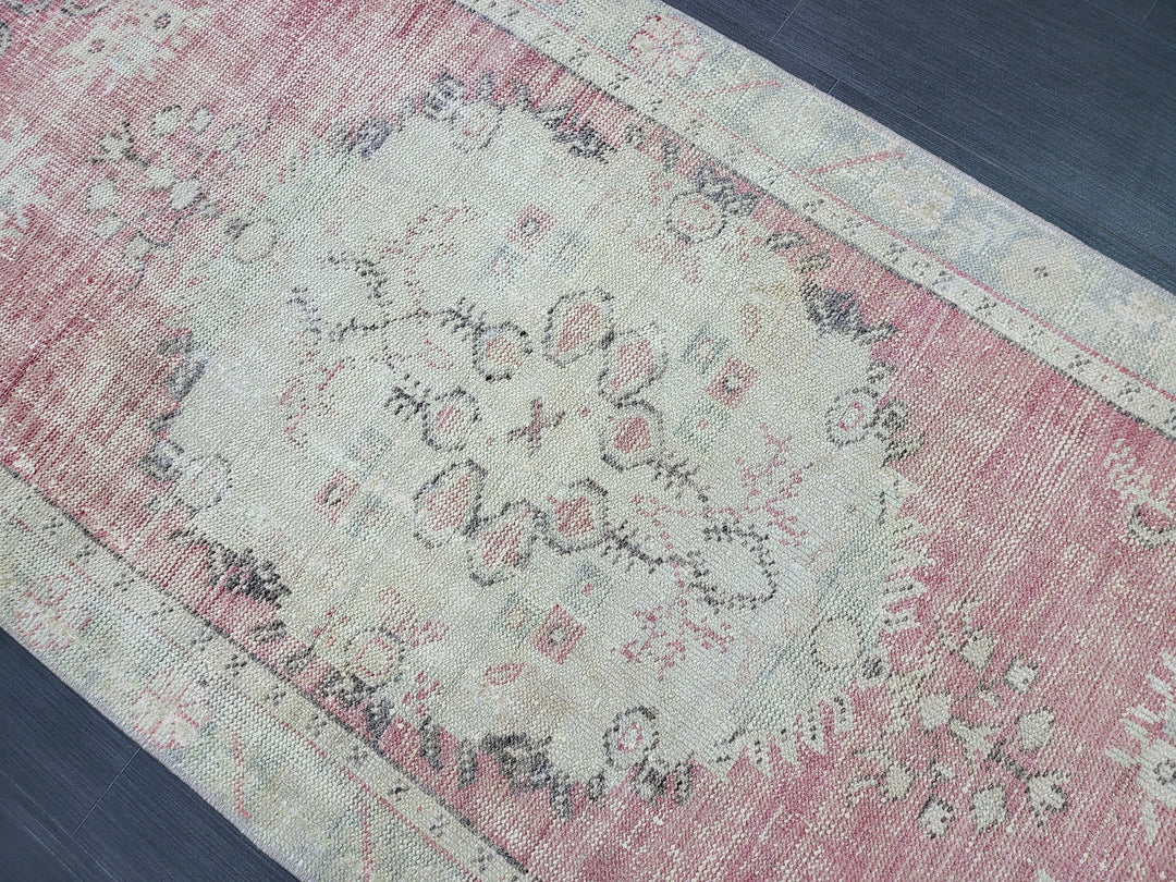 Tan Turkish Oushak Rug 2' 8" x 5' 9" Hand-Knotted close-up