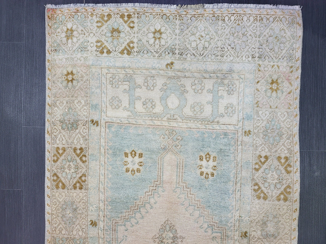 Beige Turkish Runner Rug 2' 9" x 5' 2" Hand-Knotted pattern