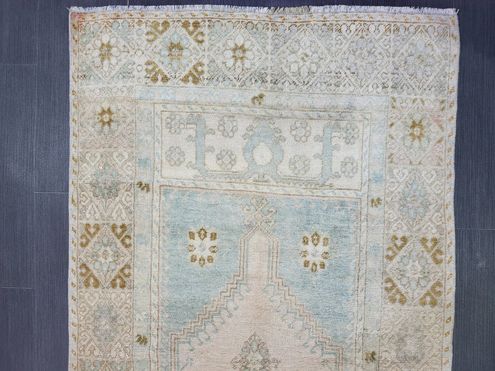 Beige Turkish Runner Rug 2' 9" x 5' 2" Hand-Knotted pattern