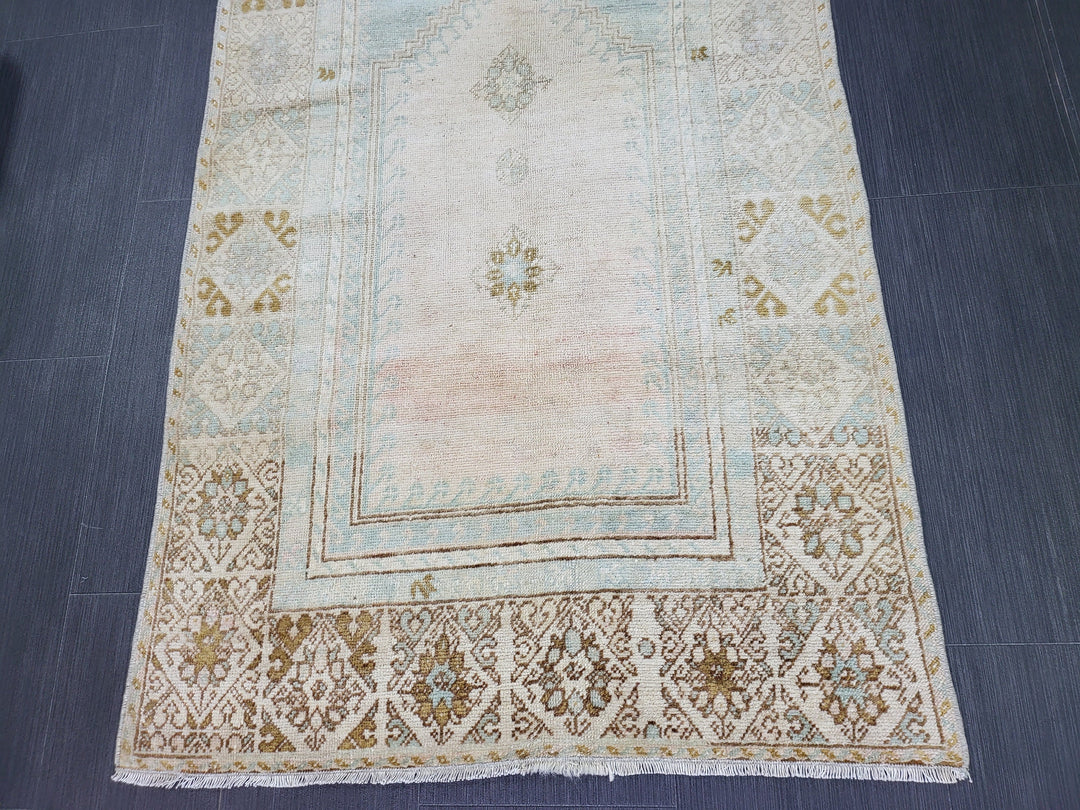 Beige Turkish Runner Rug 2' 9" x 5' 2" Hand-Knotted texture