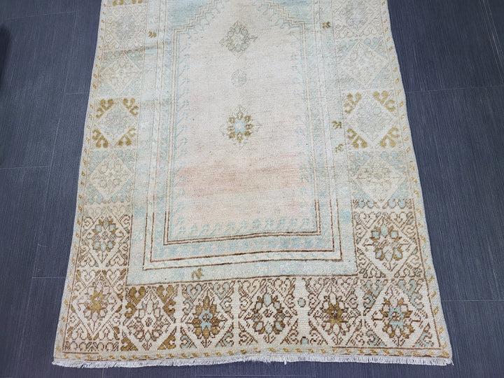 Beige Turkish Runner Rug 2' 9" x 5' 2" Hand-Knotted texture
