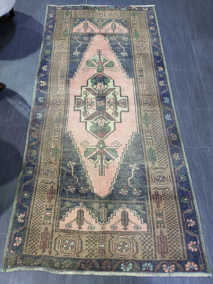 Tan Turkish Runner Rug 2' 6" x 5' 4" Hand-Knotted detail