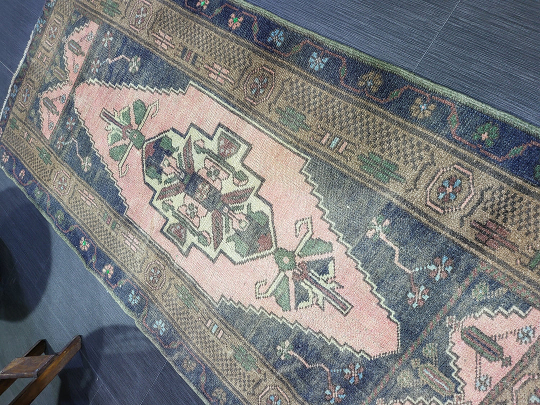 Tan Turkish Runner Rug 2' 6" x 5' 4" Hand-Knotted texture