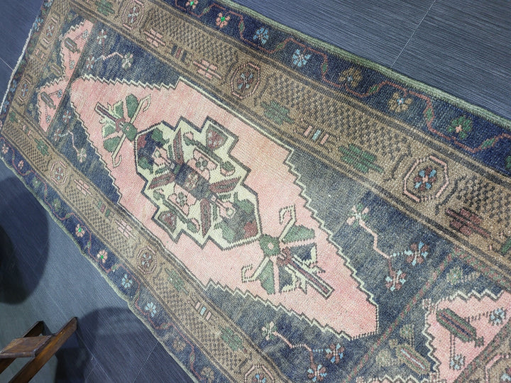 Tan Turkish Runner Rug 2' 6" x 5' 4" Hand-Knotted texture