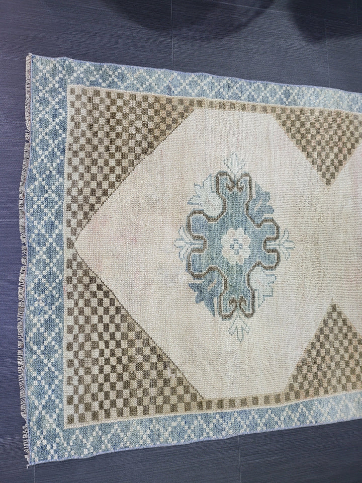 Turkish Oushak Rug 3' 3" x 5' 8" Hand-Knotted border