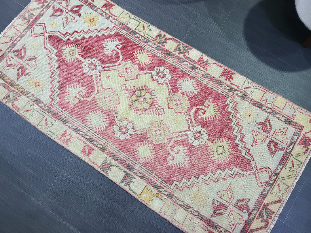 Beige Turkish Runner Rug 2' 5" x 5' Hand-Knotted border